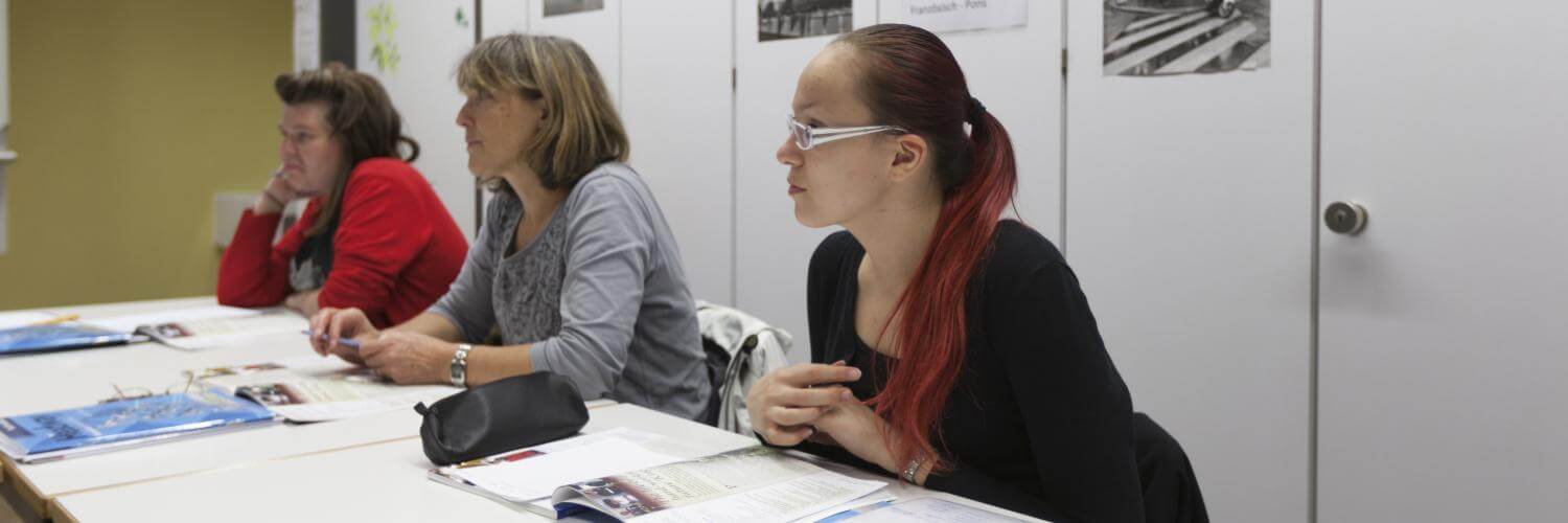 Sachbearbeiter/-in Rechnungswesen edupool.ch , drei Frauen im Unterricht, Berufs- und Weiterbildungszentrum Rapperswil-Jona